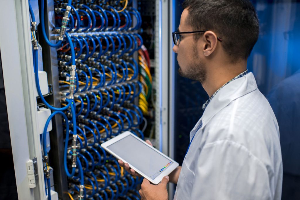 Serwery odgrywają kluczową rolę w dzisiejszym świecie technologii, zapewniając niezbędną infrastrukturę dla funkcjonowania sieci komputerowych i obsługę różnorodnych zastosowań biznesowych